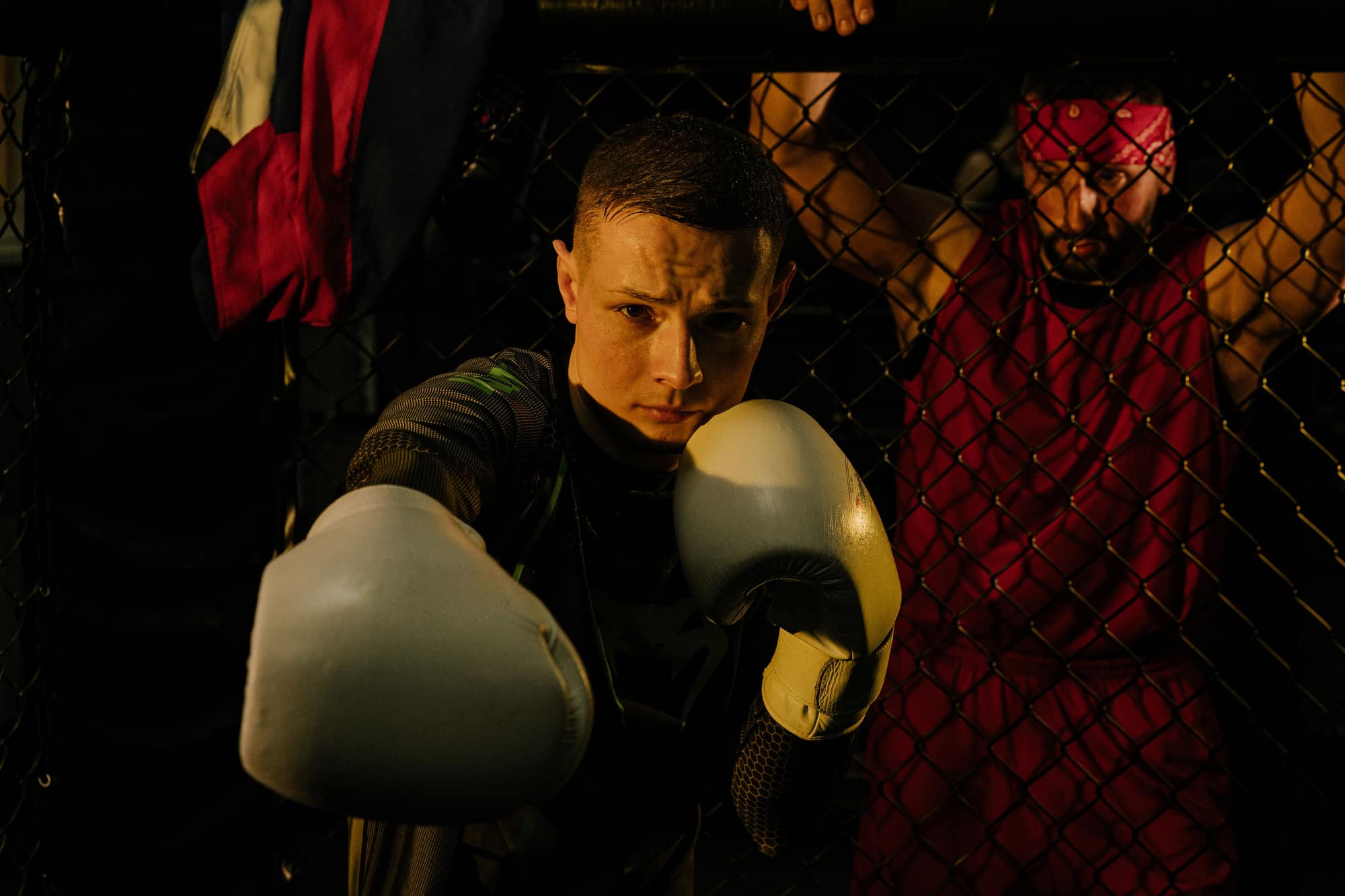 Boxeur en garde dans une cage d'entraînement